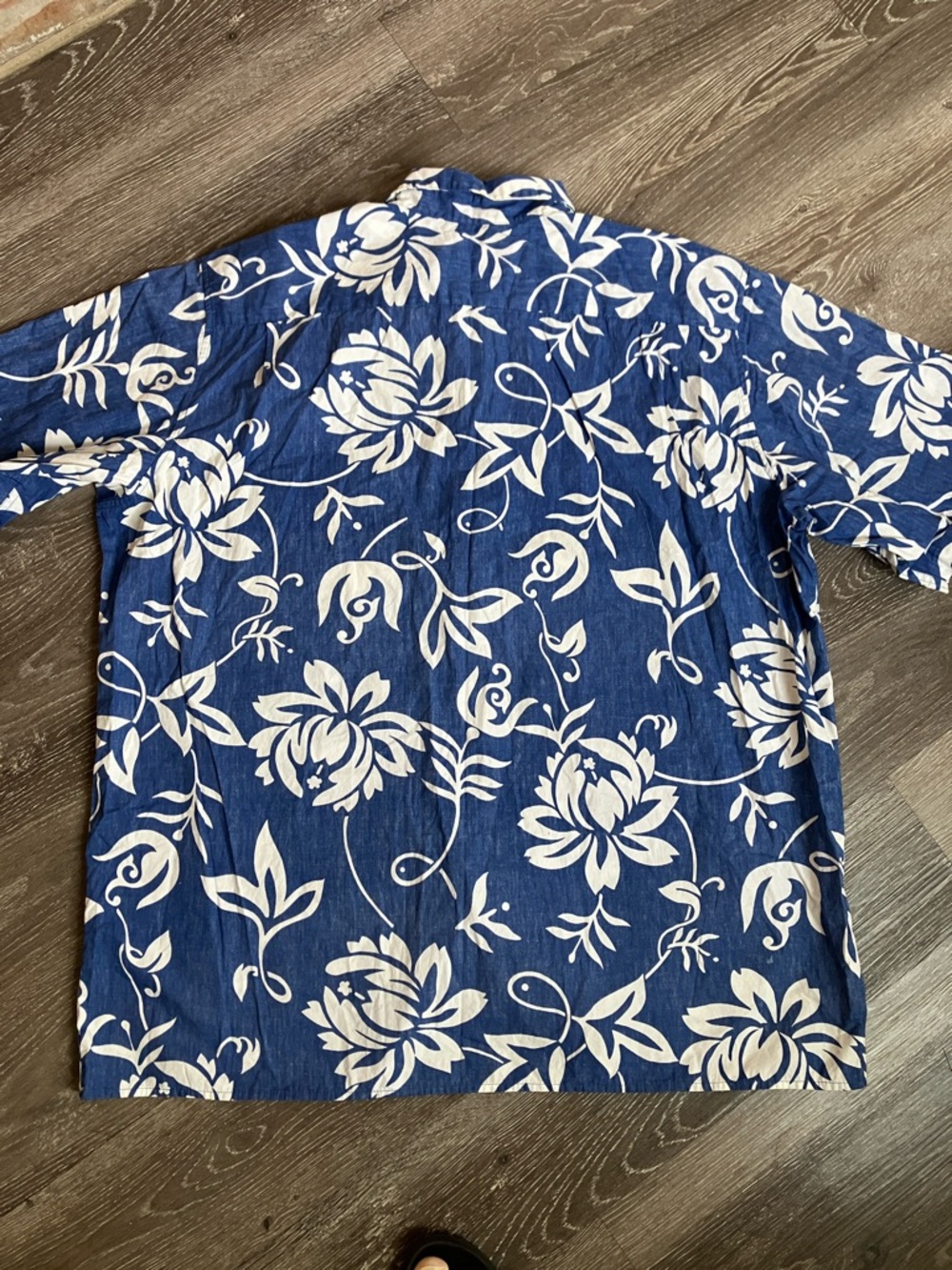 Alfred Shaheen and Reyn Spooner Blue and White Floral Camp Shirt - Picture 6 of 11